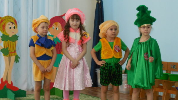 Дети стоят в костюмах