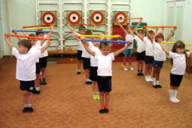 Дети выполняют упражнение с гимнастической палкой