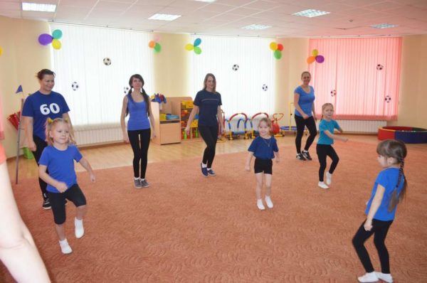 Дети выполняют упражнения вместе с родителями