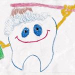 Детский рисунок: зуб чистит себя щёткой