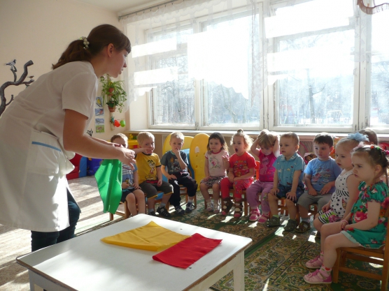Педагог показывает малышам цветные платки