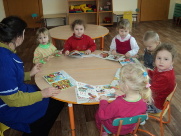 Дети сидят за столом вместе с воспитателем