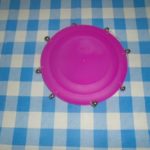 Розовый бубен из одноразовой тарелки