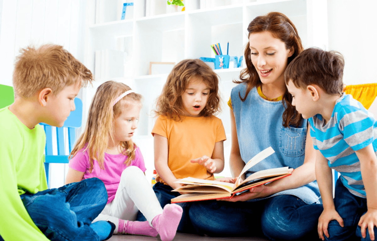 Дети читают в детском саду
