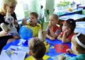 Воспитательница с игрушкой в руках беседует с детьми