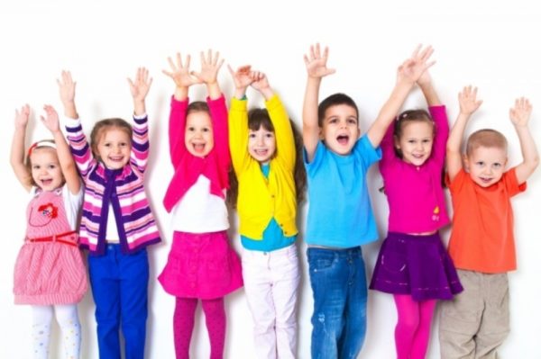 Дети стоят с поднятыми вверх руками