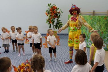 Дети стоят с клоуном в хороводе