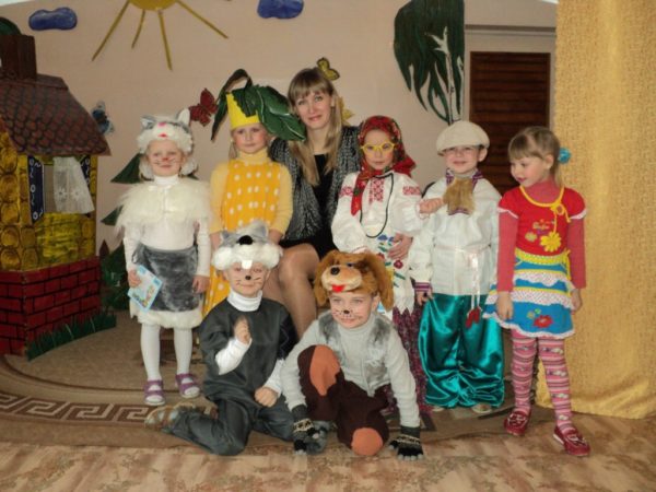 Дети в костюмах персонажей сказки Репка