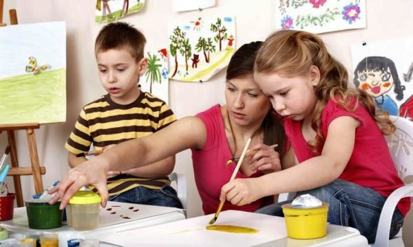 Девочка и мальчик с воспитательницей рисуют