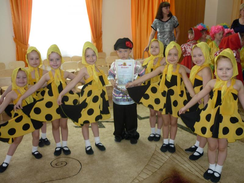 Мальчик и девочки в народных костюмах