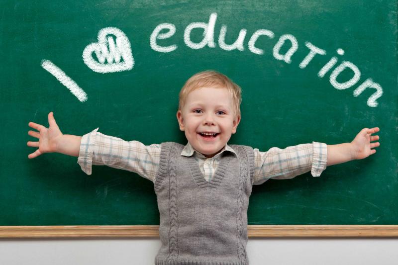 Мальчик у доски с надписью I love education