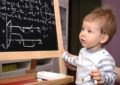 Мальчик смотрит на доску с функциями и формулами