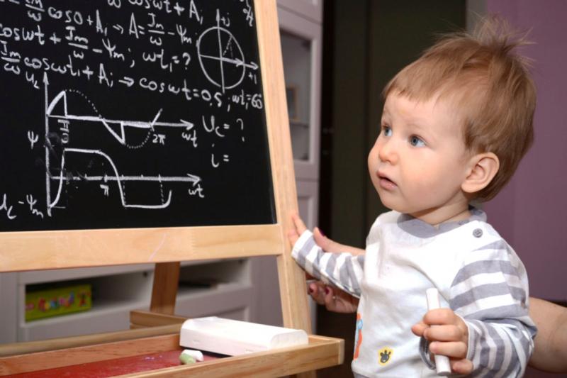 Мальчик смотрит на доску с функциями и формулами