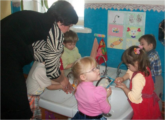 Воспитатель показывает детям, как правильно мыть руки