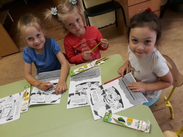Три девочки с распечатками и цветными карандашами
