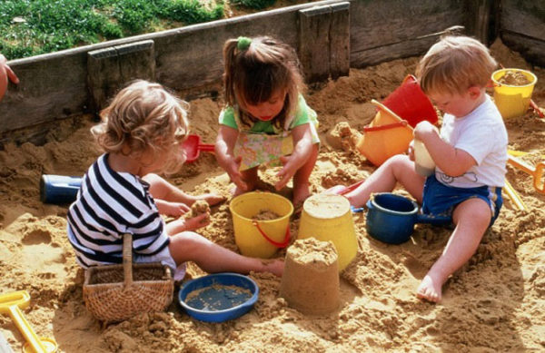 Трое детей в песочнице