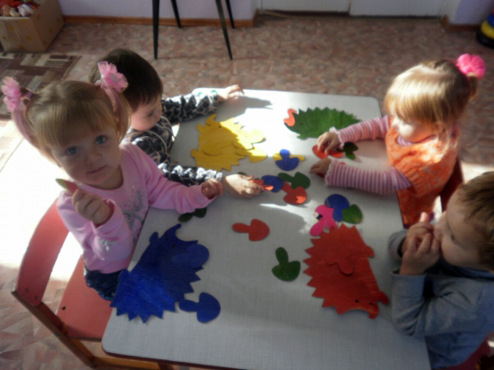 Ёжики (дети подбирают каждому цветному картонному ежу грибочки того же цвета)