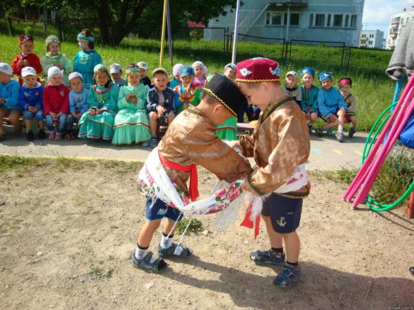 Два мальчика в национальных костюмах борются