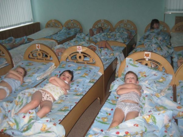 Дети лежат в кроватках