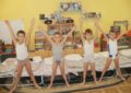 Четыре мальчика стоят после сна, держат руки вверх