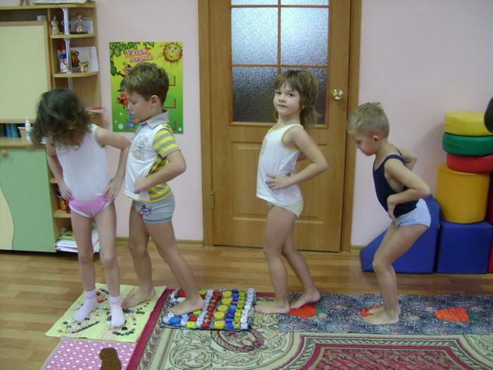 Зарядка для детей после сна. Гимнастика в детском саду. Детская гимнастика в детском саду. Зарядка в детском саду старшая группа. Физкультура в подготовительной группе.