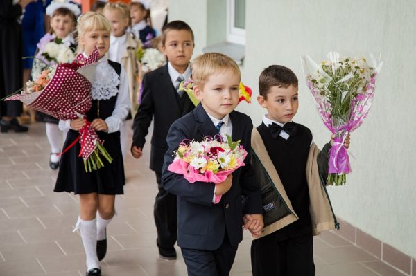 Первоклассники идут в школу с цветами