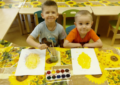 дети рисуют золотые яички