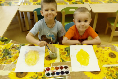 дети рисуют золотые яички