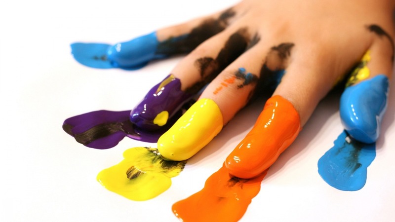 Детские пальцы в разноцветной краске