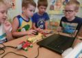 Дети запускают машинку с помощью ноутбука