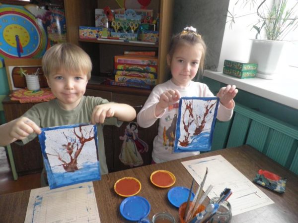 Дети с рисунками сказочных деревьев