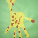 Жираф в ладошковой технике