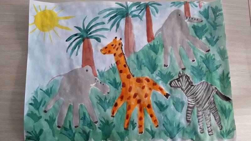 Слон, жираф и зебра, нарисованные ладошками