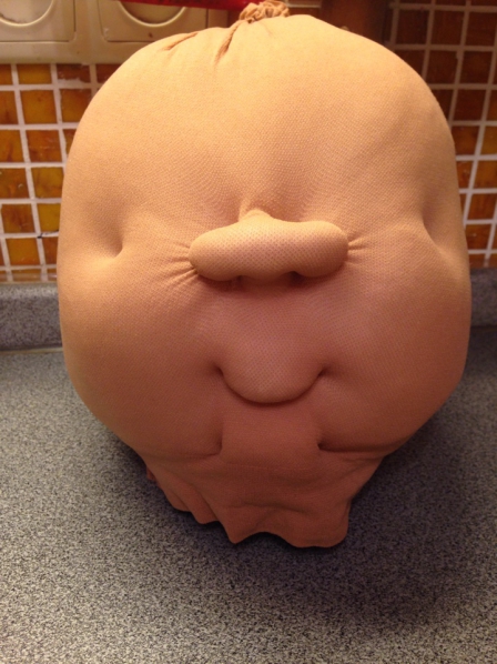 Голова куклы с носом, ртом и ямочками на щеках