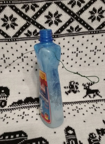 Пластиковая бутылка с протянутой через неё проволокой