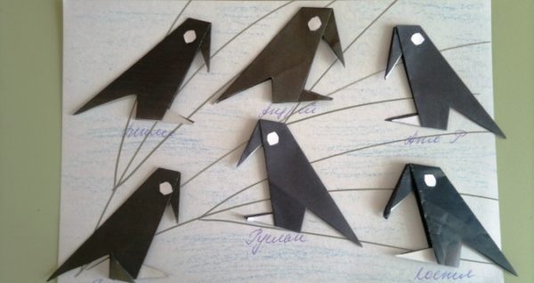 Вороны-оригами на рисованных ветках