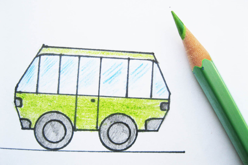 Рисунок автобуса и зелёный карандаш