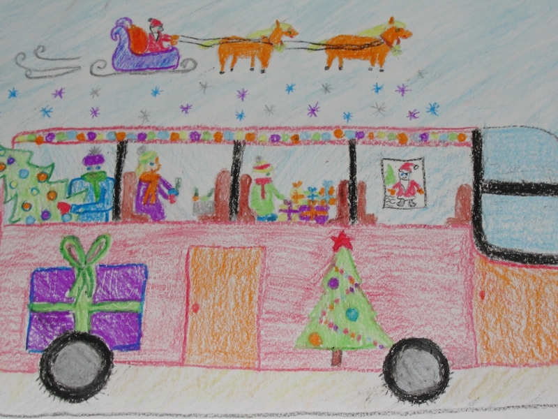 Автобус в новогоднем оформлении с пассажирами