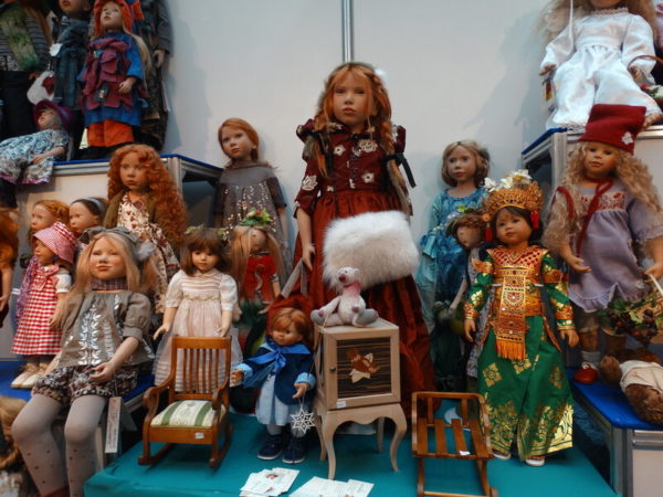 Выставка кукол в нарядных платьях