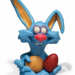 Голубой кролик держит в лапах яйца