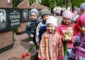 Дети стоят у мемориала героям СССР