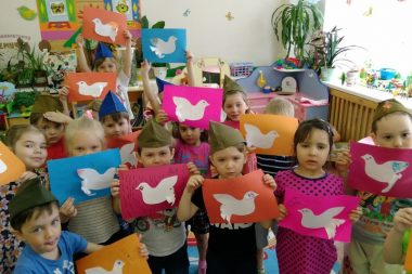 Дети держат аппликации с голубями