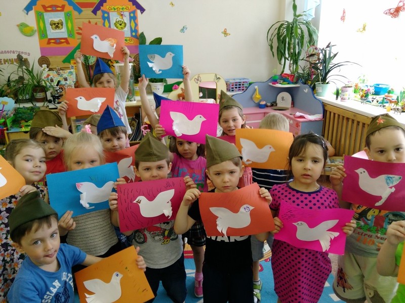 Дети держат аппликации с голубями