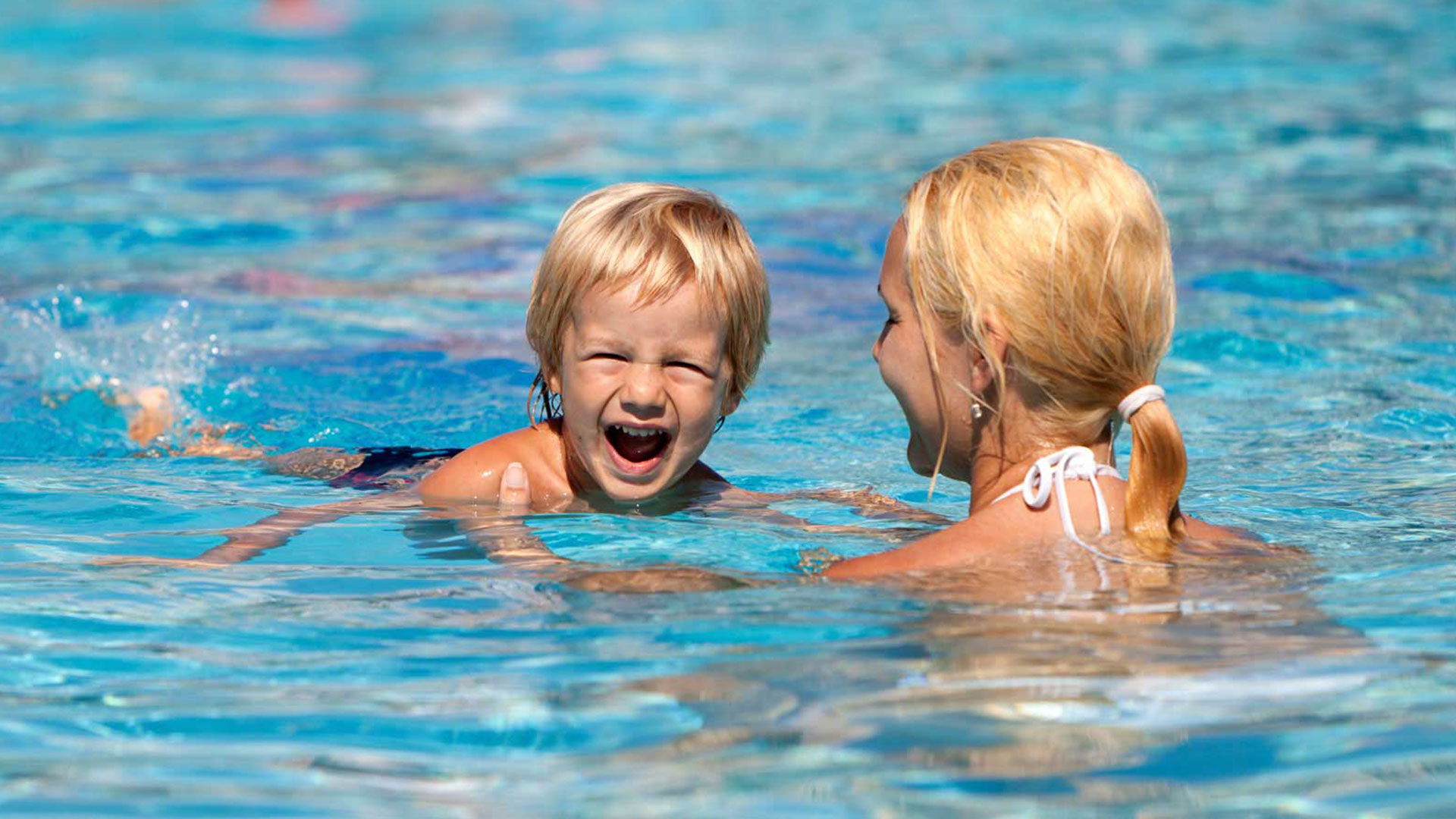 Мама друг бассейн. Дети купаются в море. Дети в бассейне. Плавать в море. Бассейн для малышей.