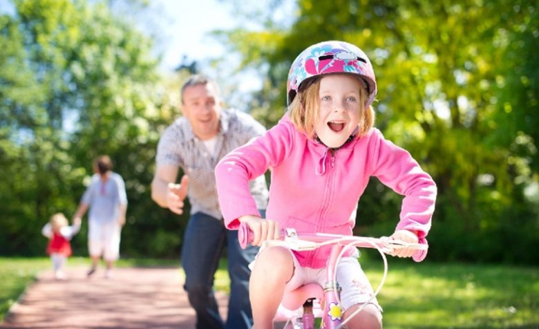 Любого ребёнка можно научить кататься на велосипеде, используя несложные приёмы и маленькие хитрости.