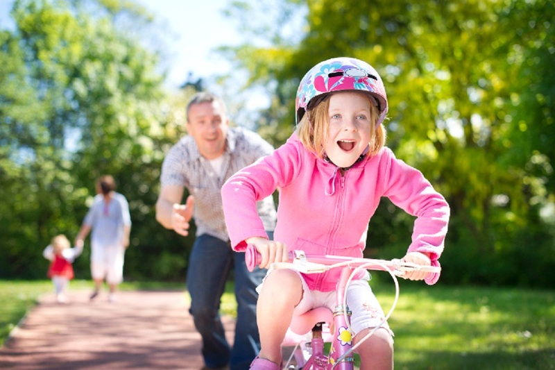 Любого ребёнка можно научить кататься на велосипеде, используя несложные приёмы и маленькие хитрости.