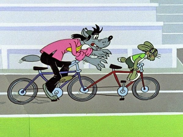 Волк и заяц из мультфильма «Ну, погоди!» едут на велосипедах
