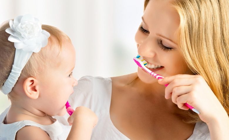 мама чистит зубы ребенку