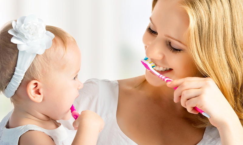 мама чистит зубы ребенку