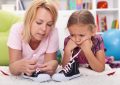 Научить ребёнка завязывать шнурки не так сложно, как кажется, главное - мотивация и развитая моторика рук.